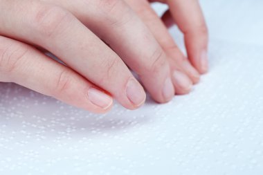 kör kadın Braille yazılmış kitap okumak