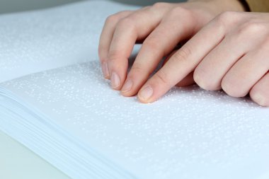 kör kadın Braille yazılmış kitap okumak