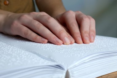 kör kadın Braille yazılmış kitap okumak
