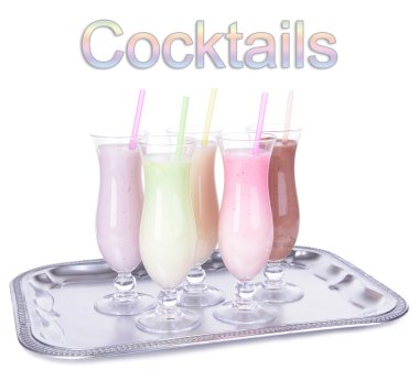 süt sallar üzerinde beyaz izole tepsi