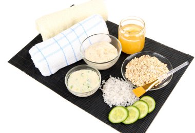 Bambu mat, üzerinde beyaz izole doğal maddeler ile ev yapımı yüz maskeleri
