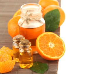 mandalina esans ve mandalina, üzerinde beyaz izole