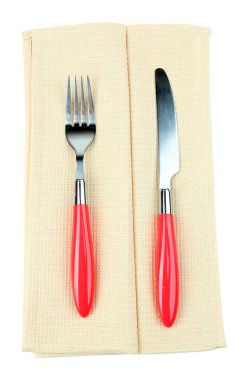 Mutfak bıçakları üzerinde beyaz izole renkli peçete üzerinde