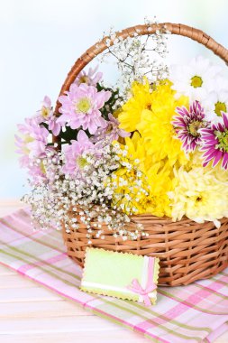 tablo üzerinde açık renkli hasır sepet güzel Kasımpatı çiçeği.