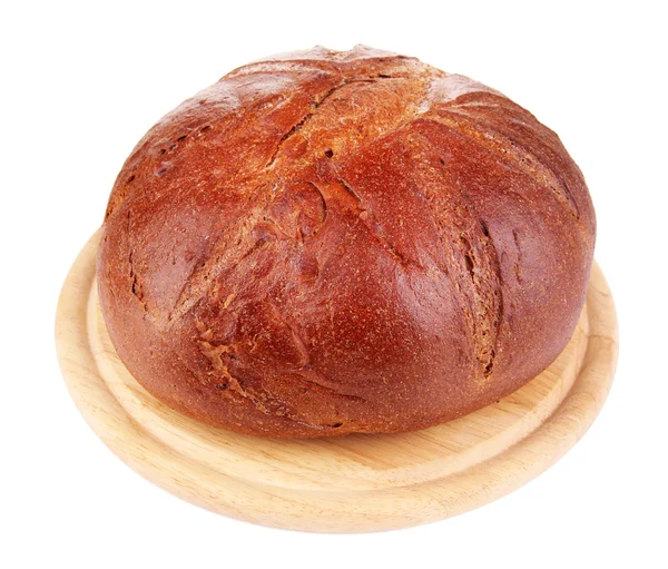 Ahşap stand üzerinde beyaz izole çavdar ekmeği — Stok fotoğraf