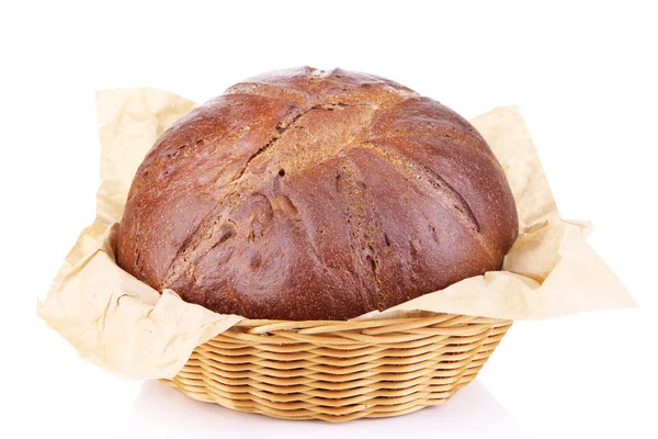 Pão de centeio em cesto isolado em branco — Fotografia de Stock