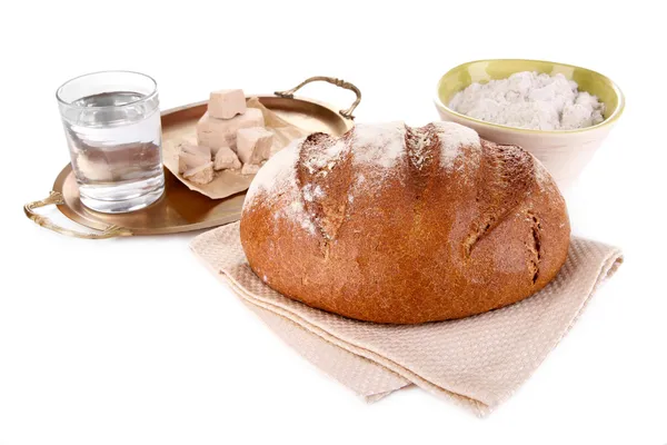 Siyah üzerine beyaz izole ekmek ile kompozisyon — Stok fotoğraf