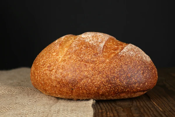 Koyu arka plan üzerinde ekmek — Stok fotoğraf