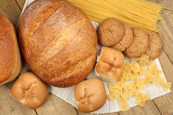 Productos de panadería sobre mesa de madera — Foto de Stock