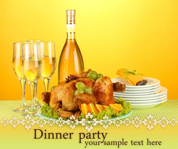 Table setting for Thanksgiving day on orange background close-up — Stock Photo, Image