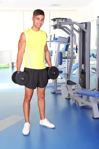 Chico con mancuernas en el gimnasio —  Fotos de Stock