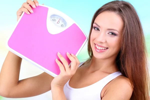 Hermosa joven con escamas sobre fondo azul — Foto de Stock