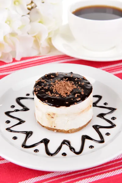 Süße Torte mit Schokolade auf dem Teller in Großaufnahme — Stockfoto