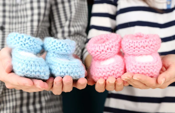 Hands with crocheted booties for baby, close-up — Stock Photo, Image