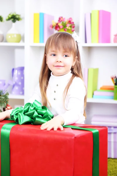 Niña ajuste en caja de regalo grande en la habitación —  Fotos de Stock