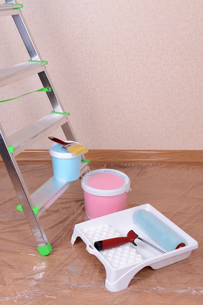 Escada de metal e pintura no quarto — Fotografia de Stock