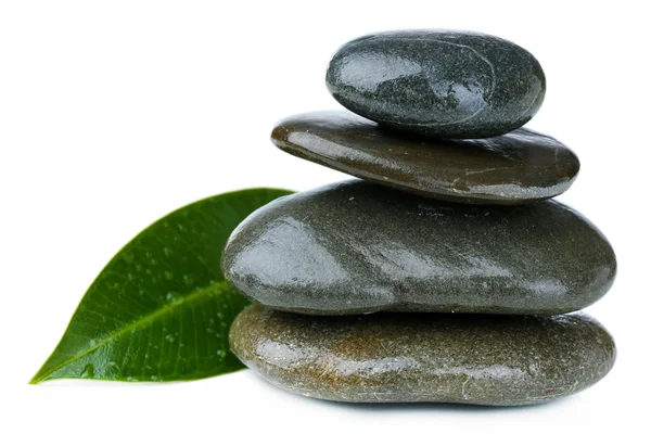 Piedras de spa con hoja verde, aisladas en blanco —  Fotos de Stock