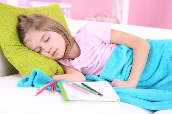 Bambina che dorme sul divano in camera — Foto Stock