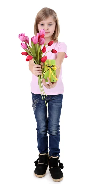 Schöne kleine Mädchen mit Blumenstrauß und Geschenk-Box isoliert auf weiß — Stockfoto