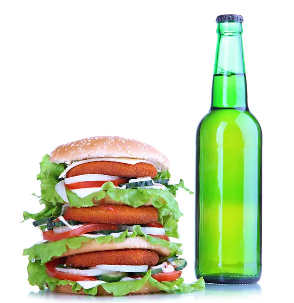 Величезний бургер і пляшка холодного напою, ізольовані на білому — стокове фото