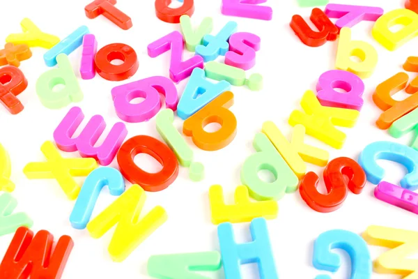 Renkli mıknatıslı harfler üzerinde beyaz izole — Stok fotoğraf