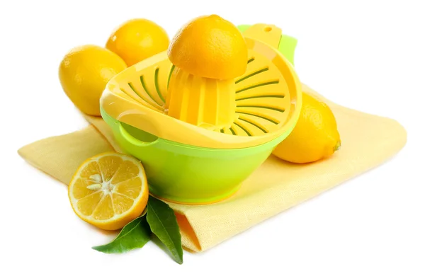 Цитрусовый пресс и лимоны изолированы на белом — стоковое фото