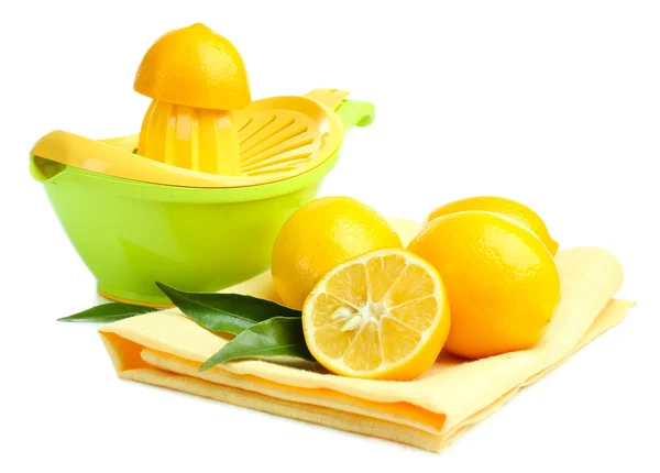 柑橘類を押して、白で隔離されるレモン — ストック写真
