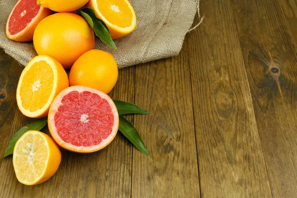 Veel rijp citrus op houten achtergrond — Stockfoto