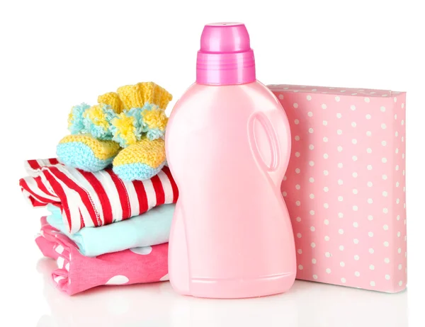 Amaciador secador e lavagem em pó com roupas infantis isoladas em branco — Fotografia de Stock