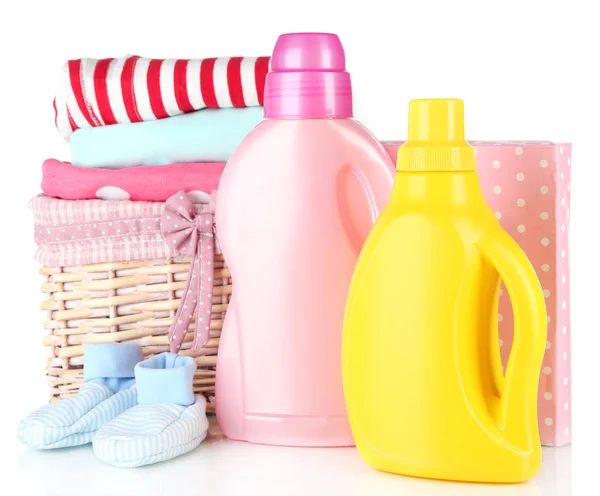 Secadores suavizantes y polvo de lavado con ropa para niños aislada en blanco —  Fotos de Stock