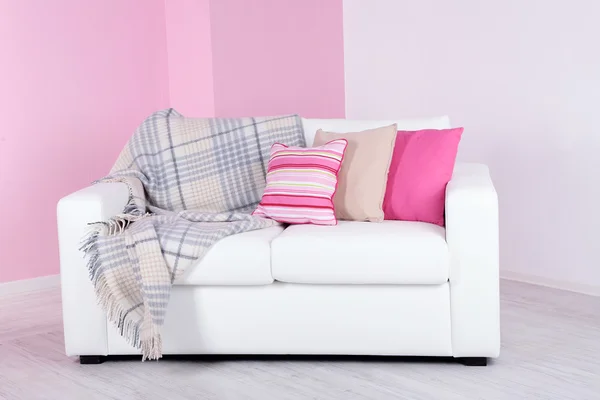 Weißes Sofa im Zimmer auf rosa Wandhintergrund — Stockfoto