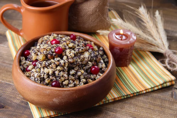 kutia - geleneksel Noel tatlı yemek Ukrayna, Beyaz Rusya ve Polonya, ahşap zemin ile kase