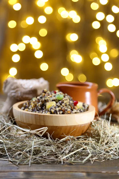 Mísa s kutia - tradiční vánoční sladké jídlo na Ukrajině, Bělorusku a Polsku, na dřevěném stole, na jasném pozadí — Stock fotografie