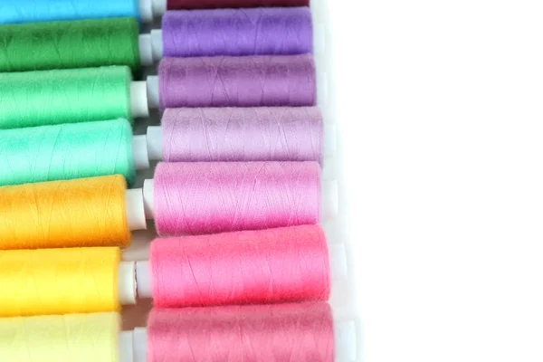 Цветные катушки ниток крупным планом — стоковое фото