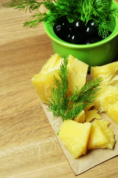 Queijo parmesão, ervas frescas e azeitonas sobre fundo de madeira — Fotografia de Stock