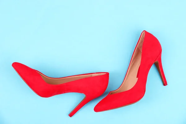 Beautiful red female shoes, on blue background — Stock Photo, Image