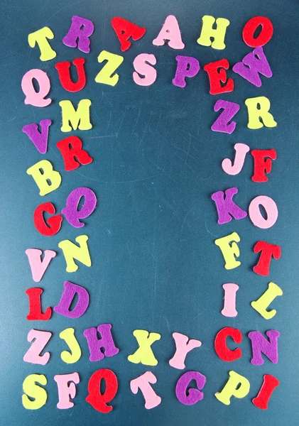 Английский алфавит на школьном столе — стоковое фото