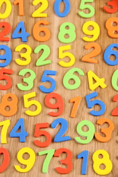 Números coloridos em fundo de madeira — Fotografia de Stock