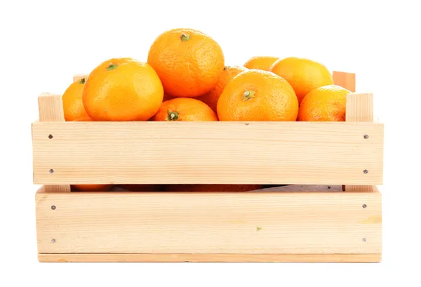 Mandarines sucrées mûres en boîte en bois, isolées sur blanc — Photo