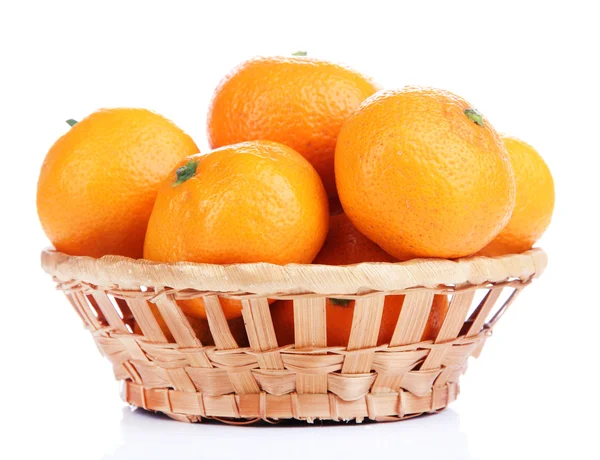 Dojrzałe słodkie mandarynki w wiklinowym koszu, na białym tle — Zdjęcie stockowe