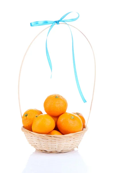 Mandarinas dulces maduras en canasta de mimbre, aisladas en blanco —  Fotos de Stock