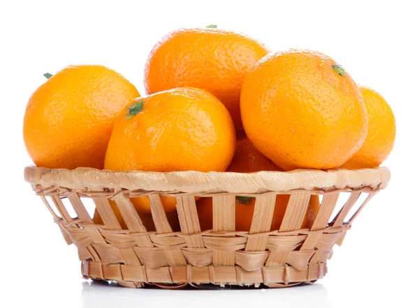 Reife süße Mandarinen im Weidenkorb, isoliert auf weiß — Stockfoto
