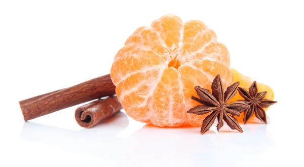 Mandarina dulce madura y especias, aisladas en blanco —  Fotos de Stock