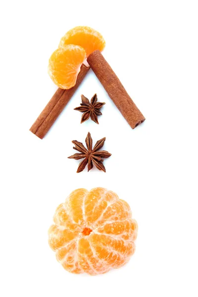 Érett, édes mandarin és fűszerek, elszigetelt fehér — Stock Fotó