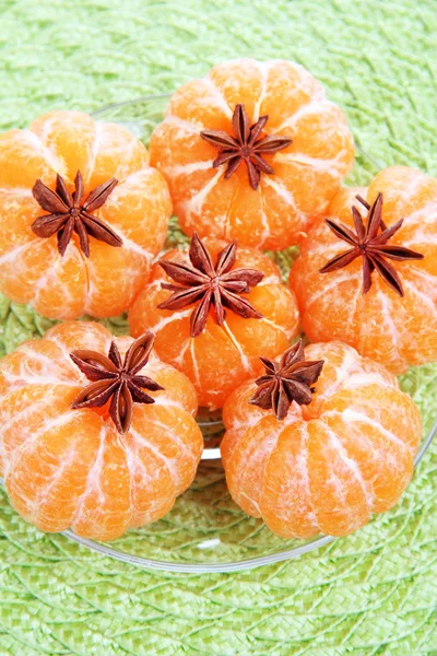 Спелые сладкие мандарины, на цветном фоне — стоковое фото