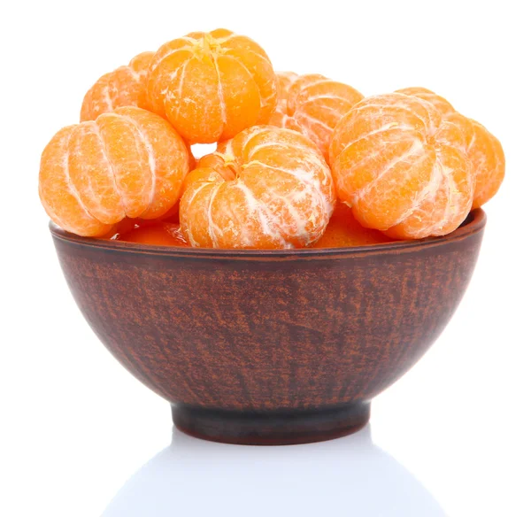 Спелые сладкие мандарины в миске, изолированные на белом — стоковое фото