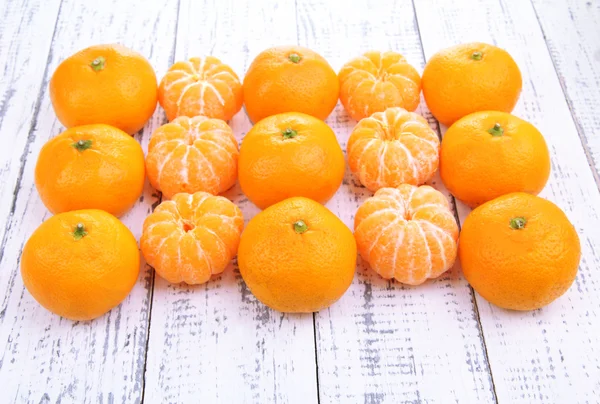 Tangerinas doces maduras na cor de fundo de madeira — Fotografia de Stock