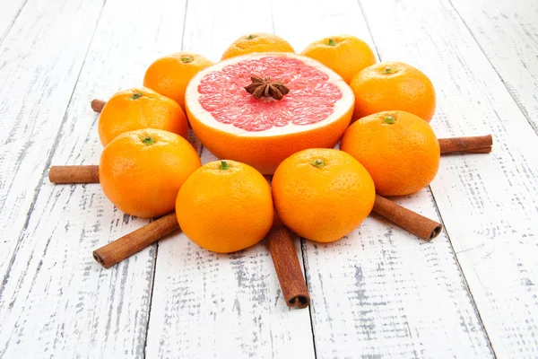 Reife süße Mandarinen und Gewürze, auf Holzgrund — Stockfoto