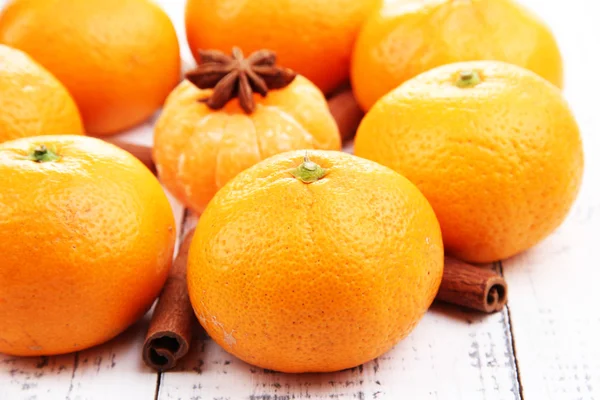 Ώριμα γλυκό tangerines και μπαχαρικά, σε ξύλινο φόντο — Φωτογραφία Αρχείου