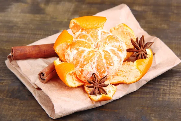 Reife süße Mandarine, auf Holzgrund, Nahaufnahme — Stockfoto